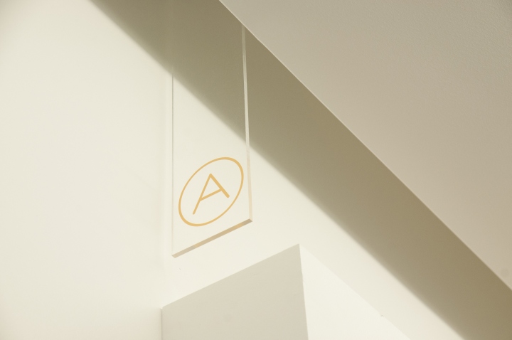 Дизайн интерьера современного офиса: миниатюрный знак хорошо виден