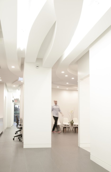 Дизайн интерьера современного офиса: изогнутые линии на потолке