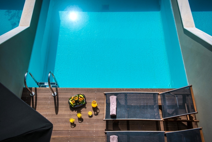 Современный бассейн в дизайне интерьера спа-салона