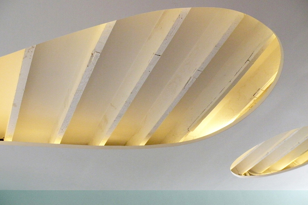 Дизайн спа-салона: подсветка встроенная в потолок