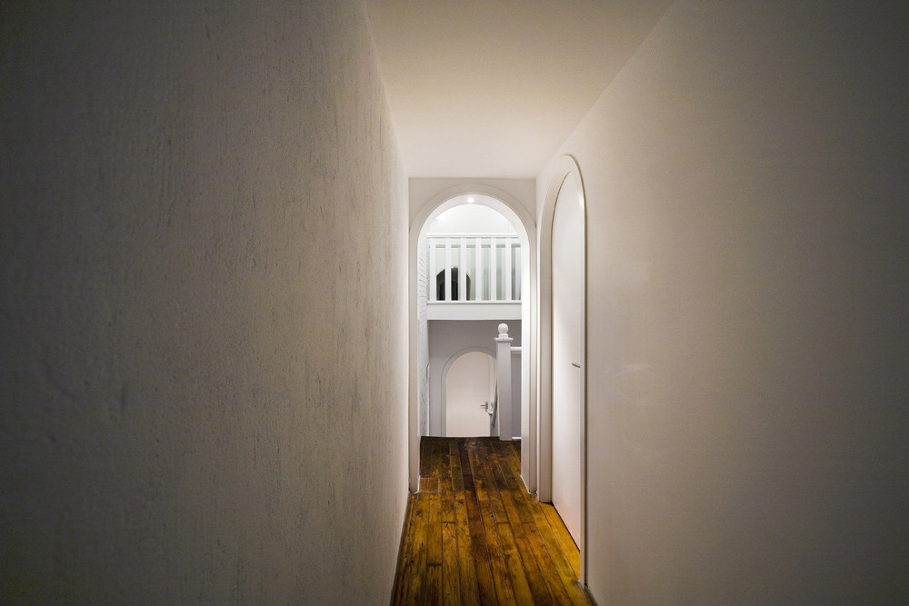 Дизайн спа-салона: коридор в светлых тонах