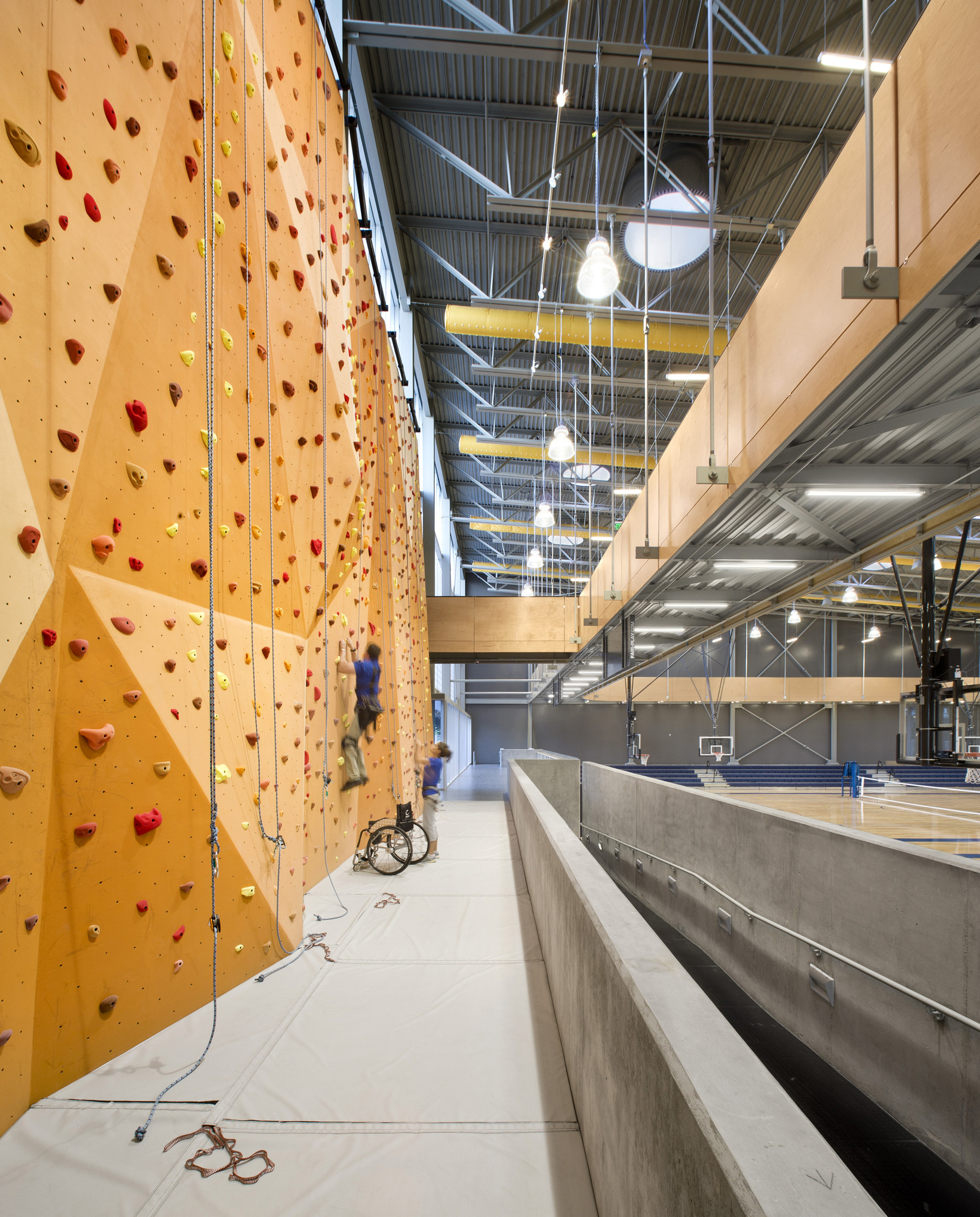 Дизайн спортивного комплекса: оранжевая стенка для скалолазания