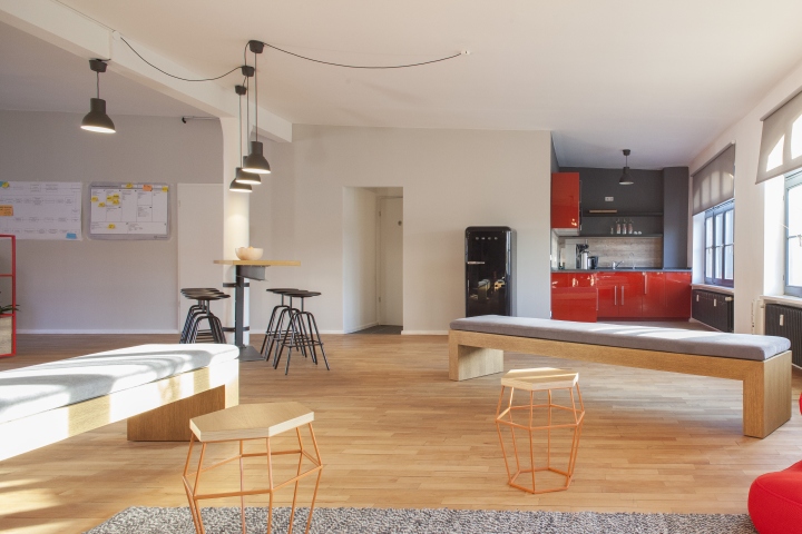 Домашний интерьер офиса - дизайнерские табуретки из стали