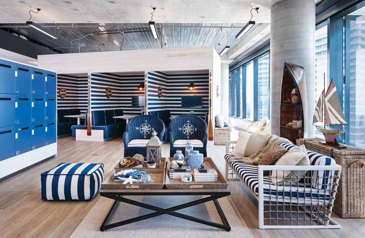 Стильный интерьер офиса в морской тематике - мебель, обтянутая тканью в бело-голубую полоску