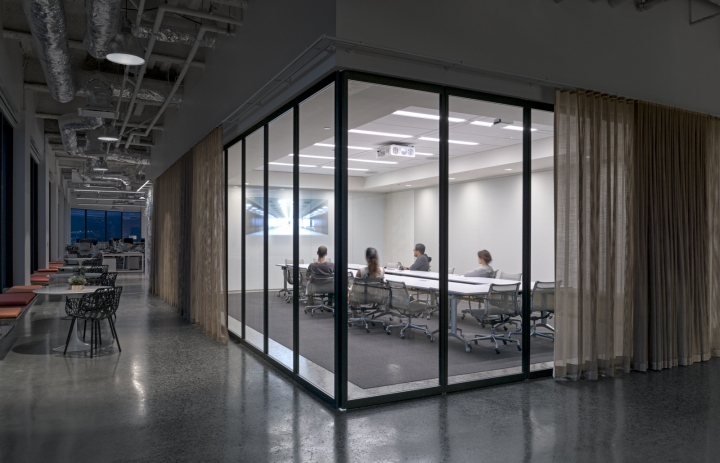 Стильный интерьер офиса – закрытая комната для переговоров