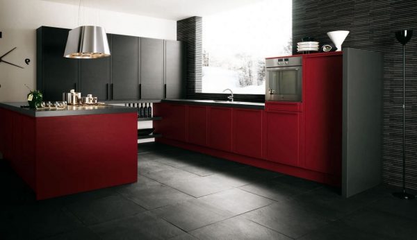 чёрно-красная кухня с чёрным полом