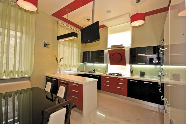 чёрно-красная кухня с белыми стенами