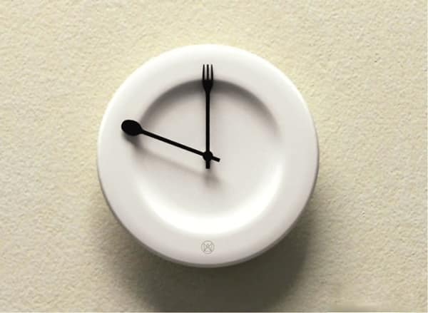 Часы-тарелка для классической кухни в светлых тонахкухни