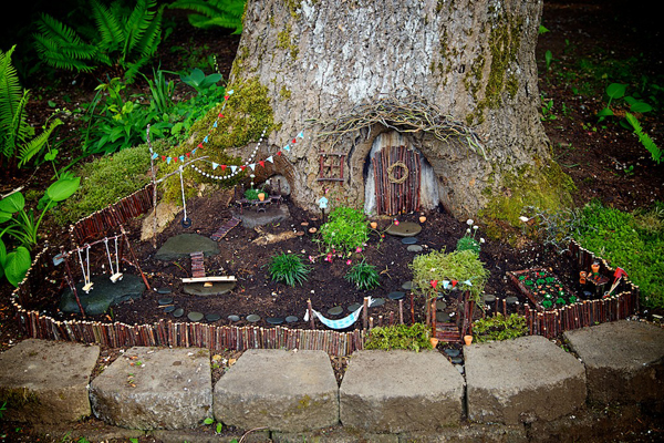Заборчик из дерева в мини-саду