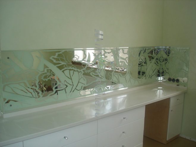 стеклянный фартук на белой кухне