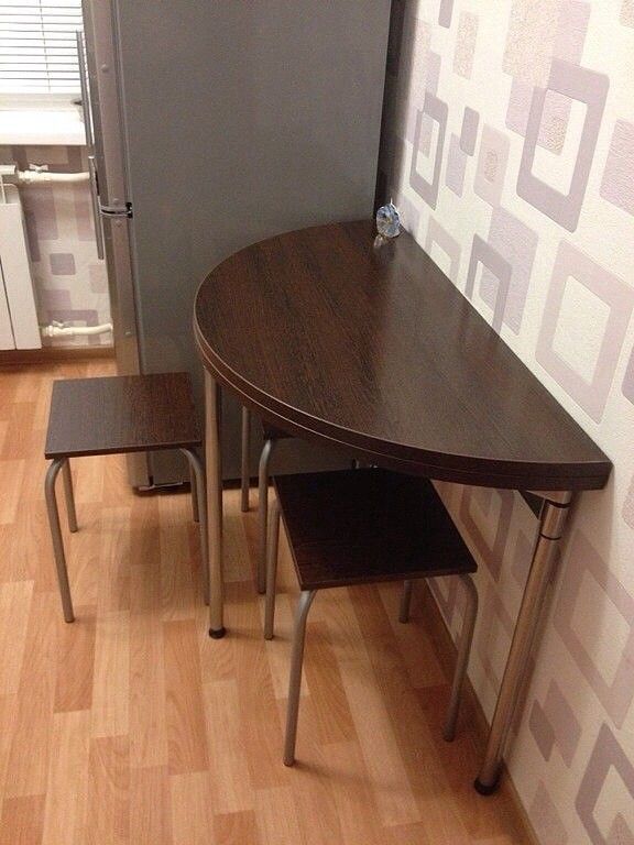 Полукруглый раздвижной стол на маленькой кухне