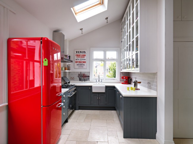 Акцентный красных холодильник в бело - серой кухне