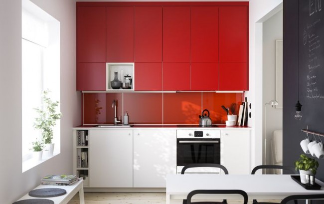 Комбинирование белого с красным и матового с глянцем в одной небольшой кухне