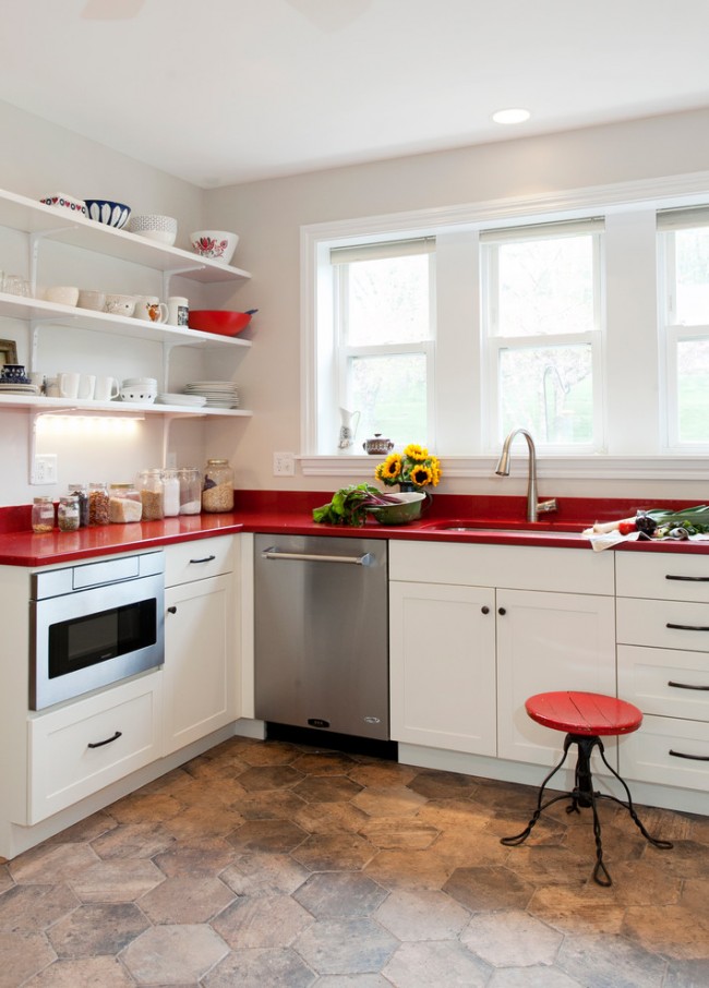 Красная столешница для небольшого помещения под кухню