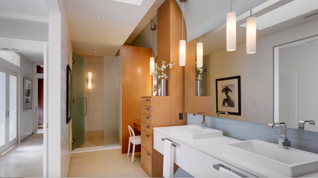 Мебель из светлого ясеня можно использовать в ванной комнате