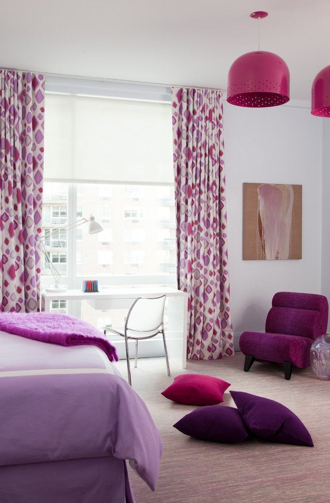Комбинация из штор с паттерном и других элементов интерьера разных оттенков фиолетового оживит и придаст свежести интерьеру