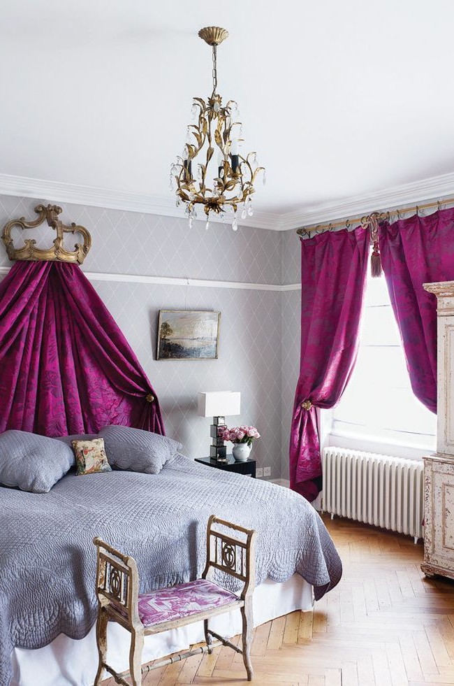 Изысканные фиолетовые шторы с узором задают тон всей комнате 