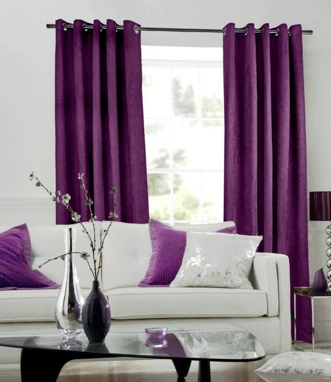 Наиболее выгодно фиолетовые шторы смотрятся в сочетании с другими элементами интерьера такого же оттенка 