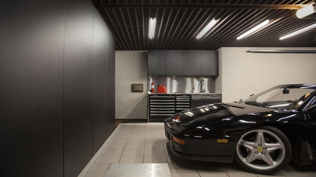 Стильный гараж с отделкой стен из МДФ панелей