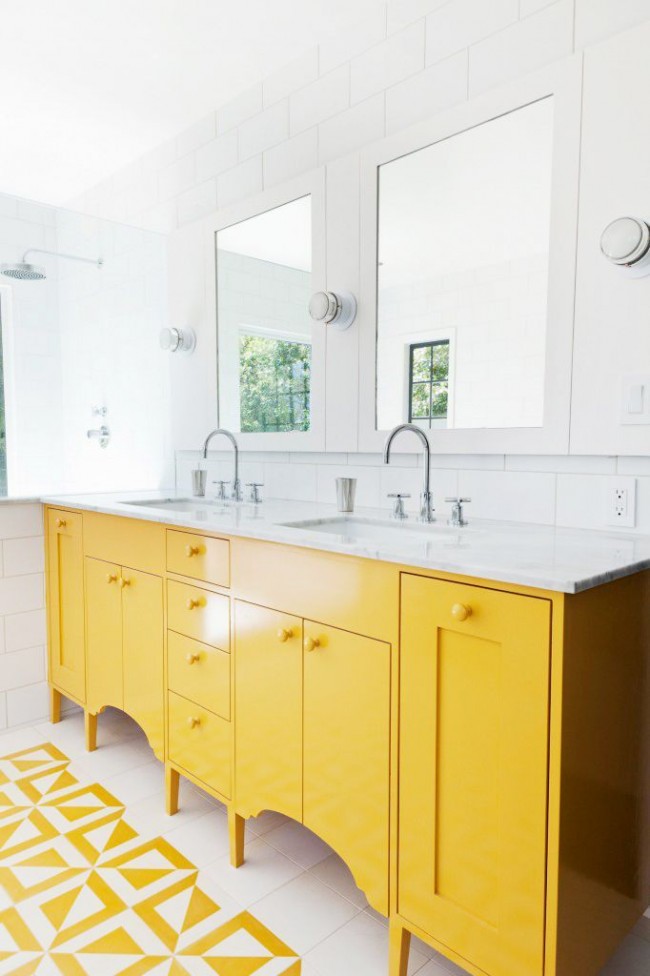 Ванная комната с удачным сочетанием белого и желтого цветов