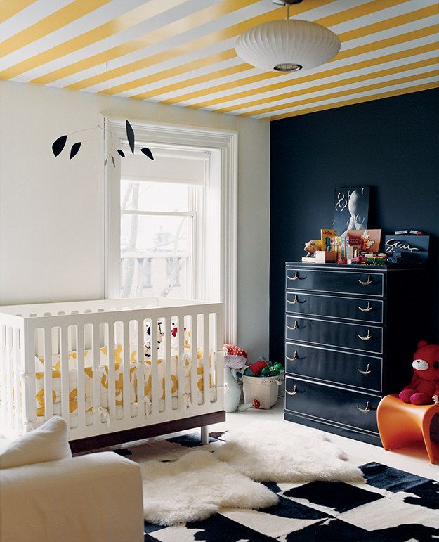 Детская комната с полосатым потолком
