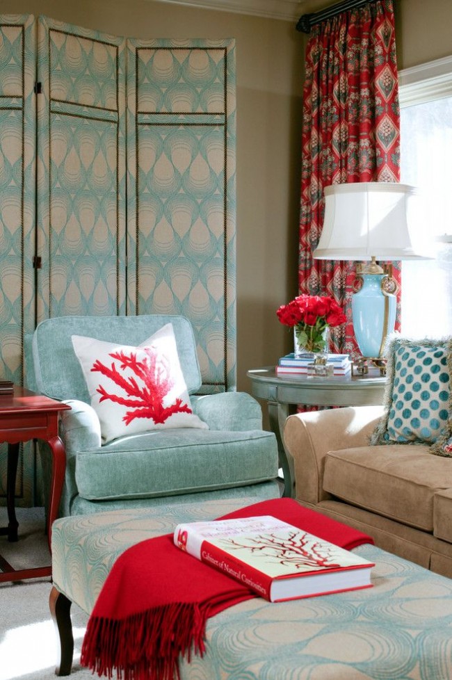 Легкий голубой оттенок мебели гостиной комнаты и контрастирующий с ним красный оттенок кораллового цвета
