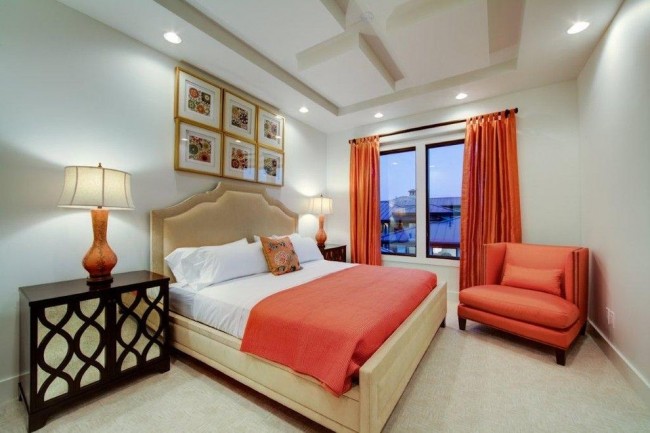 Три оттенка теплого кораллового цвета гармонично вписались в интерьер современной спальни