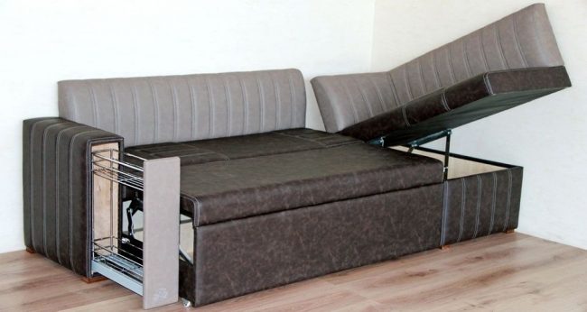 Функциональный угловой диван для кухни со спальным место, ящиком для хранения вещей и видвижной полкой в подлокотнике