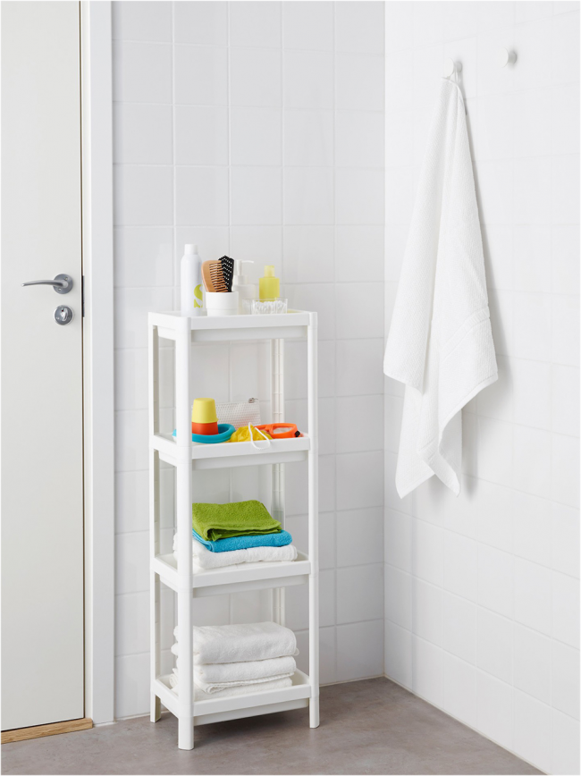 Пластиковая этажерка - один из экономных вариантов полочек для ванной комнаты