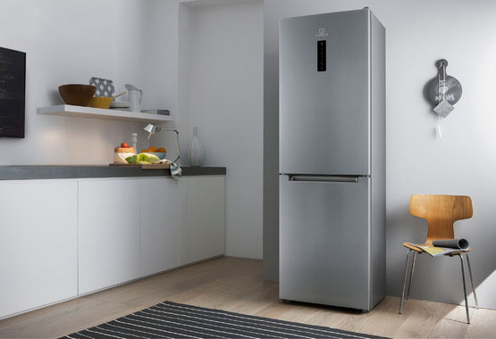 Холодильник серебристого цвета на кухне
