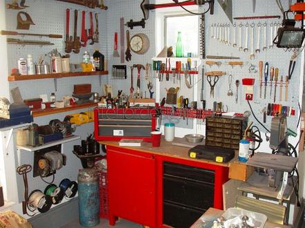 инструменты в мастерской