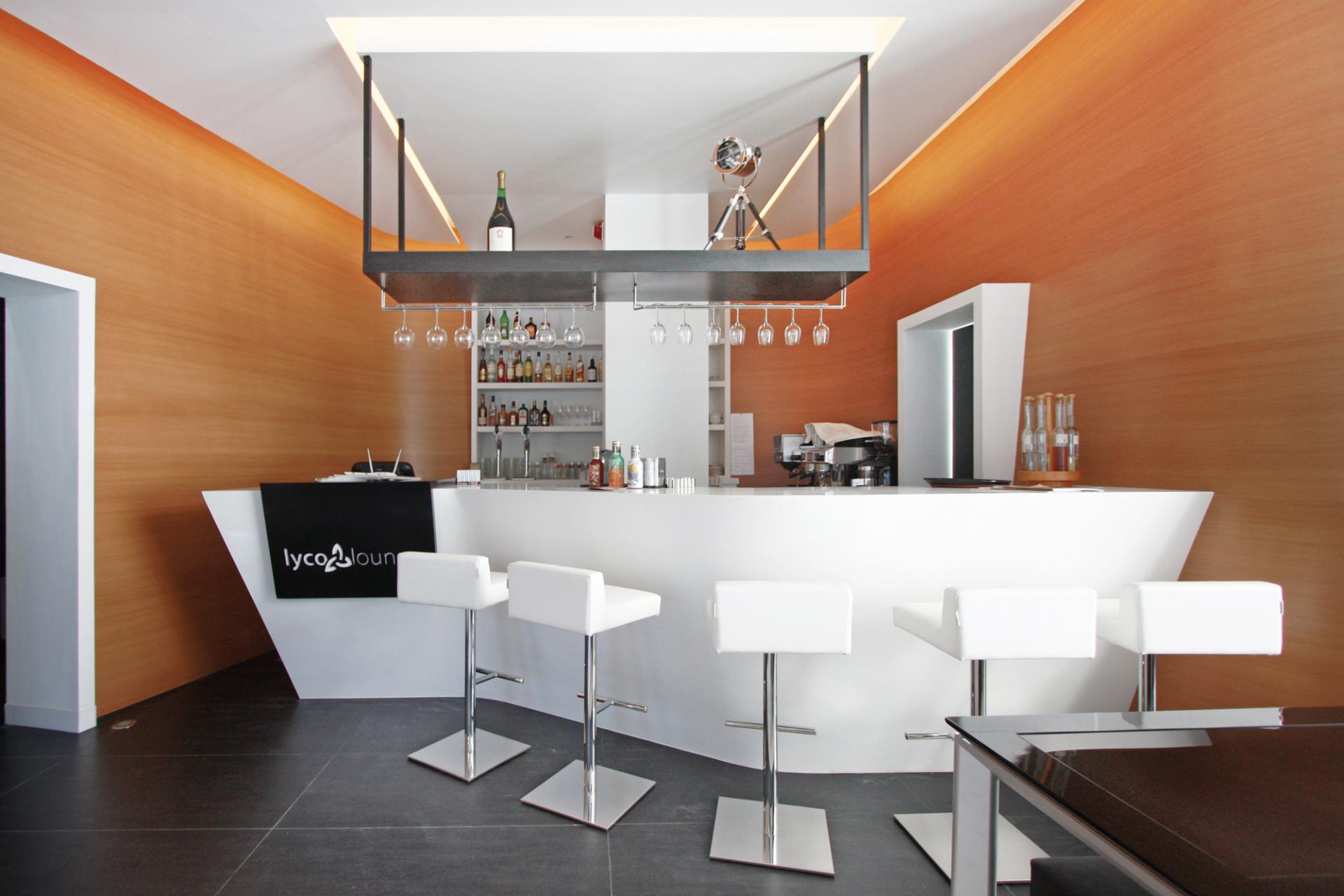 Прекрасный интерьер кофе-бара Lyco Lounge в Салониках