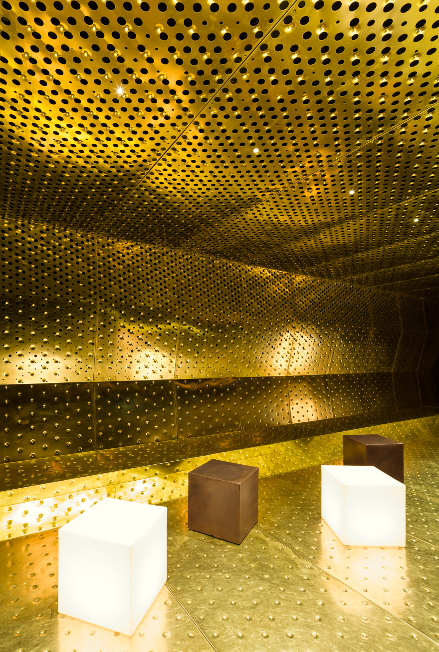 Золотистая отделка в дизайне клуба ресторана - Фото 3