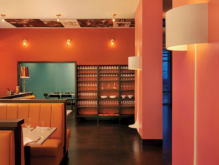 Ярко-оранжевые стены в интерьере итальянского ресторана