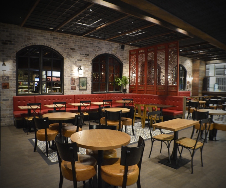 Красные тона в оформлении зала кафе Mama’s Wok restaurant by Archizone 