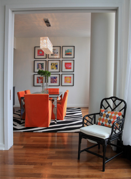 Ярко-оранжевые кресла в интерьере апартаментов