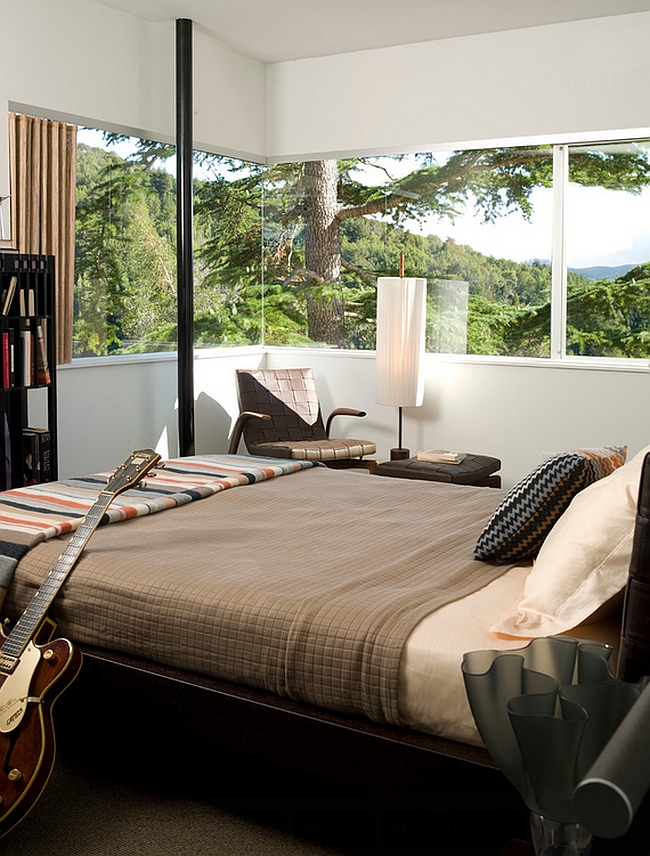 Мужская спальня в коричневых тонах с панорамным окном