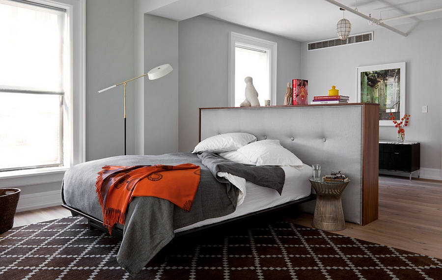 Спальня в светлых тонах с контрастным ковром