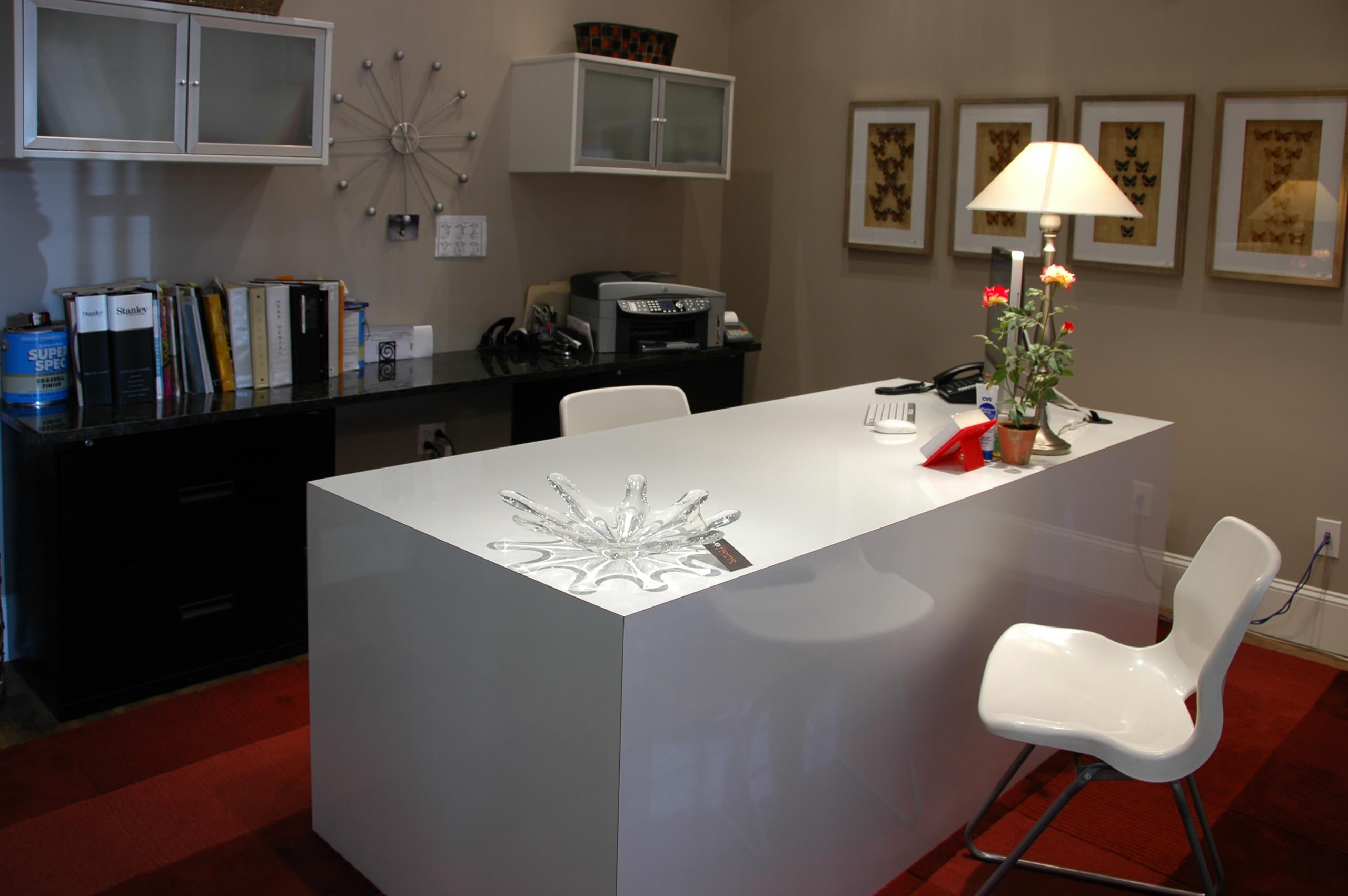 Белый стол для домашнего офиса