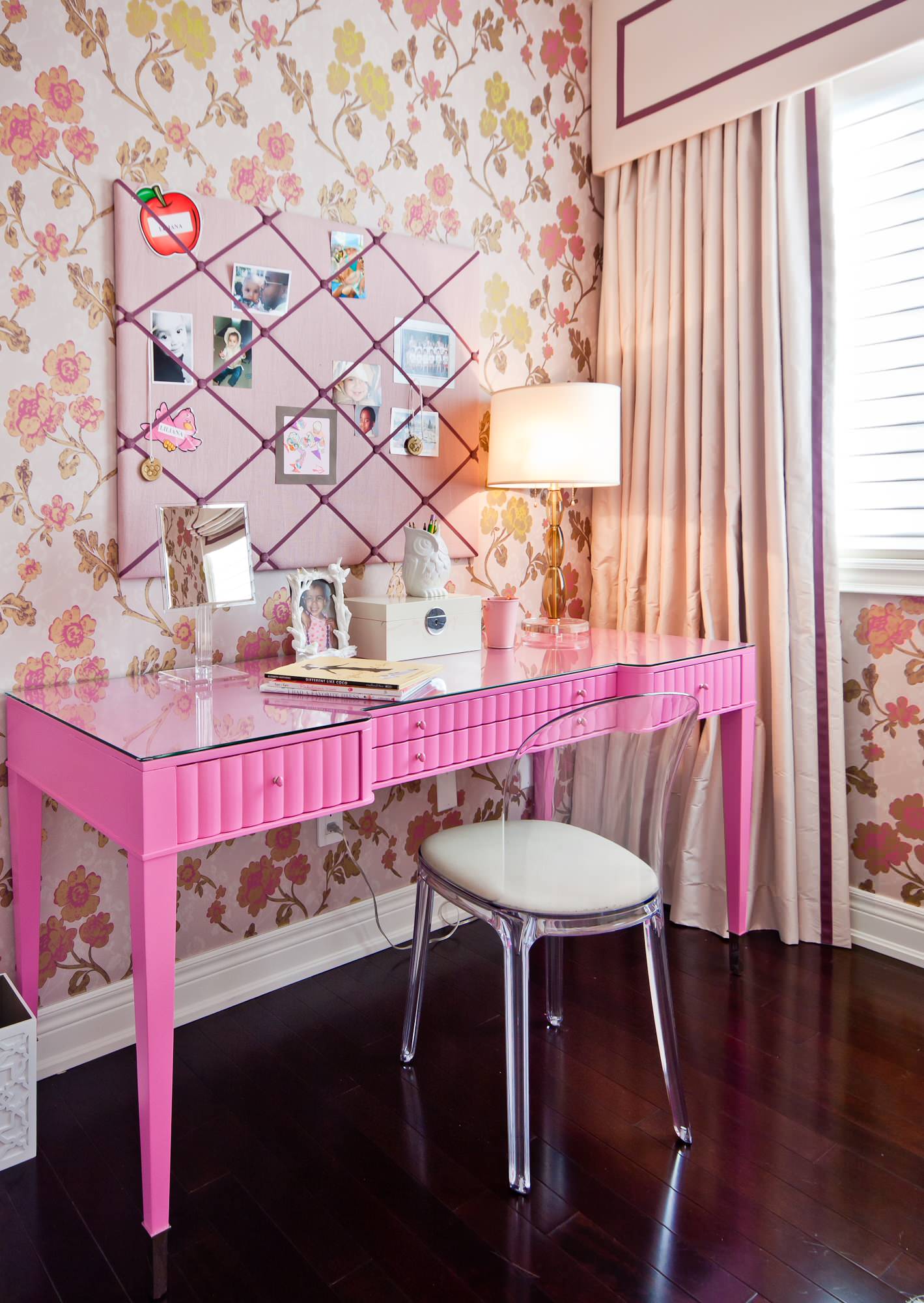 Розовый стол для домашнего офиса