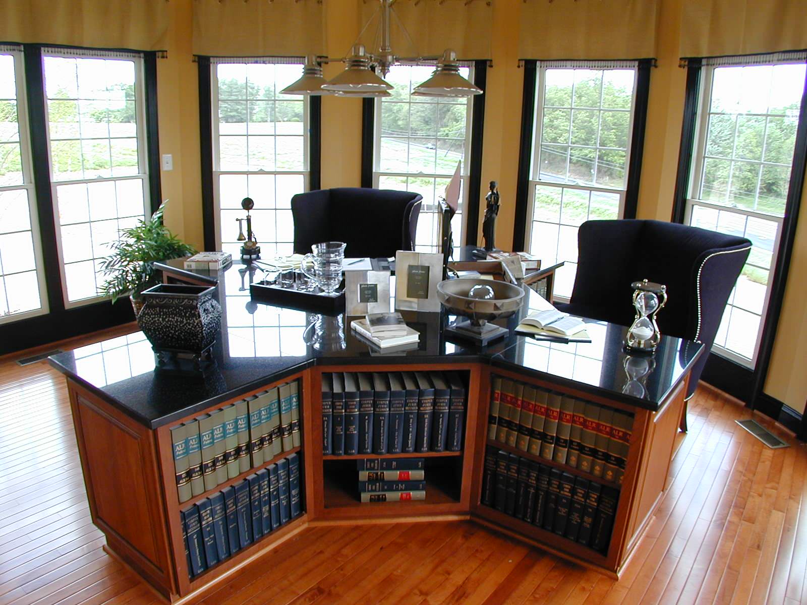 Фигурный стол для домашнего офиса