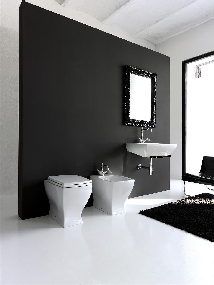Белая сантехника на фоне черной стены в ванной комнате