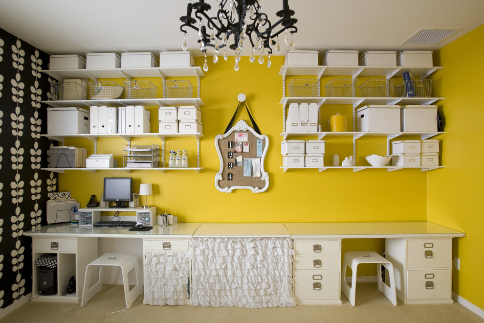 Желтые стены в интерьере домашнего офиса