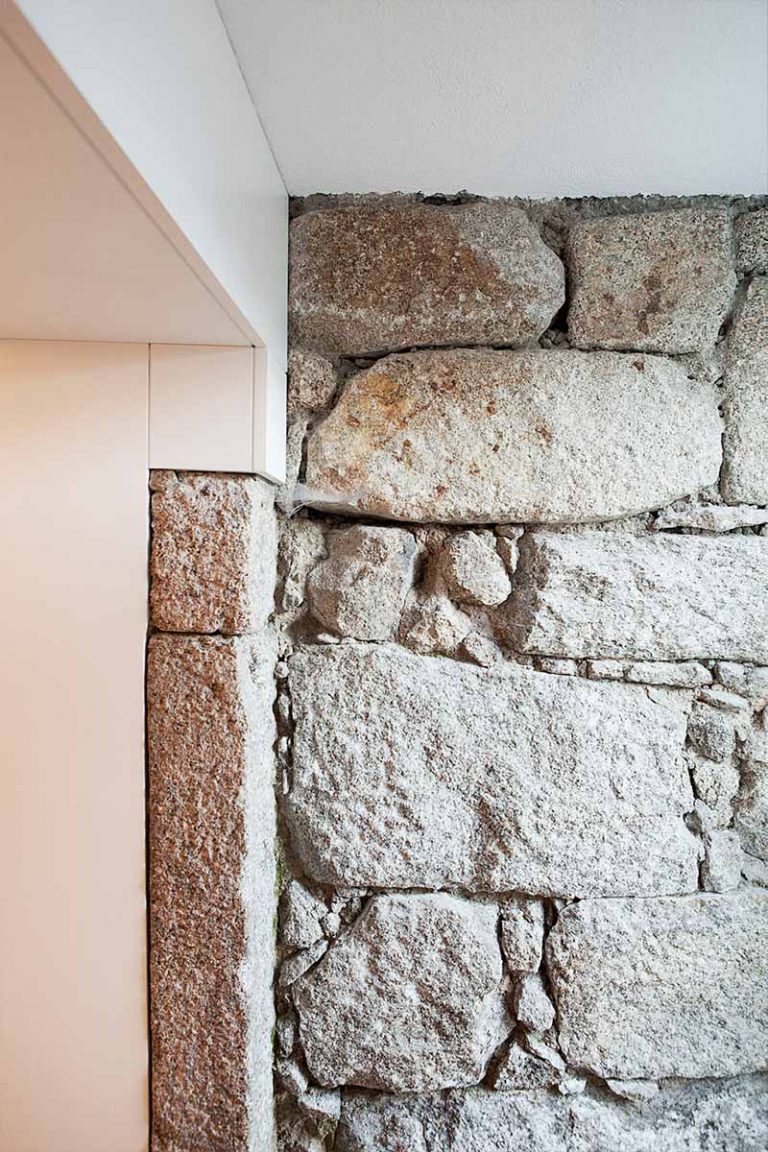 Дизайн двухуровневой квартиры: каменная кладка без отделки около входа