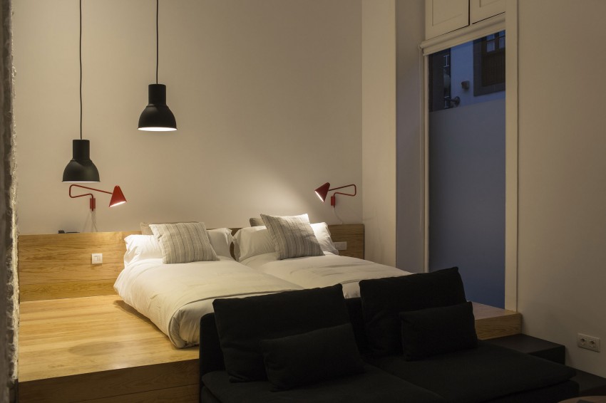 Двуспальная кровать на подиуме в Loft Apartments