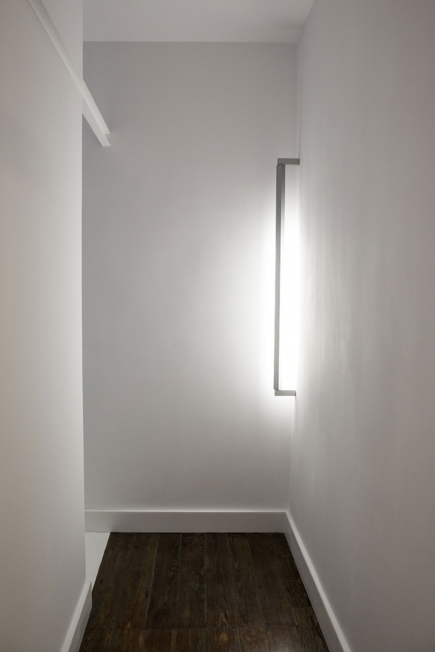 Белое оформление стен в Loft Apartments