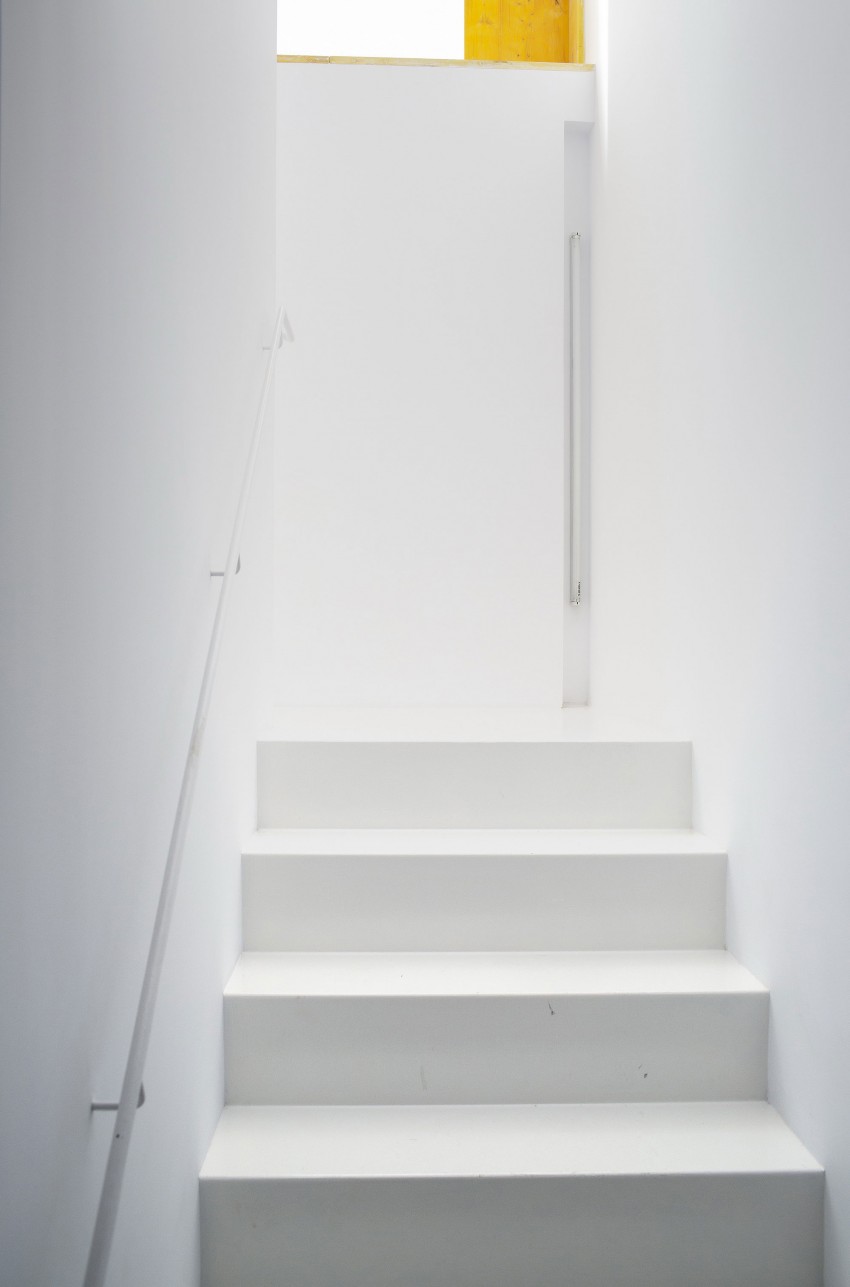 Белые ступеньки лестницы Loft Apartments