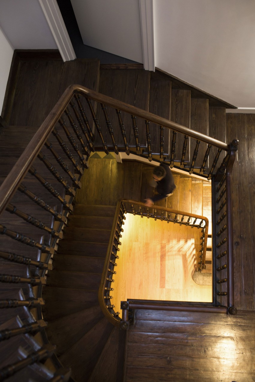 Деревянная лестница в интерьере Loft Apartments