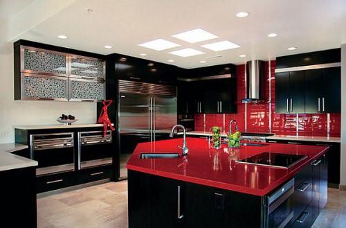 Если хотите сделать кухню строже - используйте преимущественно черный цвет, а красный должен служить дополнением и контрастом