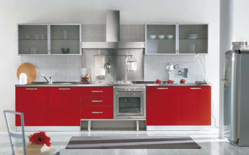 Кухня в красно-белых тонах выглядит: с одной стороны — традиционной и сдержанной, с другой — яркой и праздничной